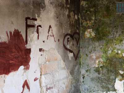 I muri anche qui riportano delle scritte, specialmente dediche d�amore